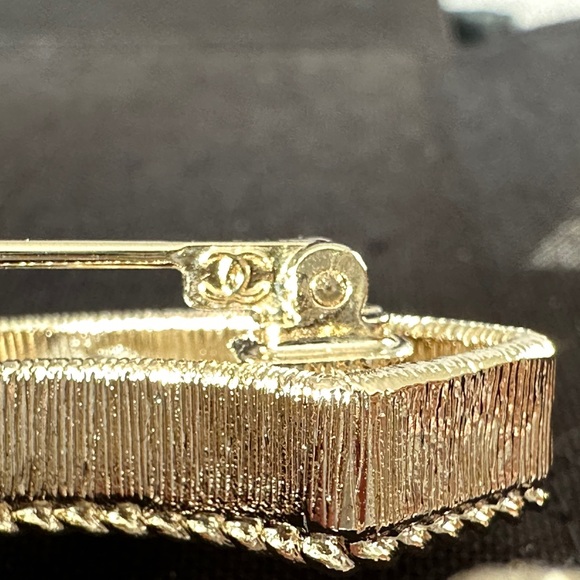 2022S CHANEL LARGE RUNWAY GOLD CC LOGO PEARLS CRYSTALS BROOCH PIN NEW - Picture 8 of 16